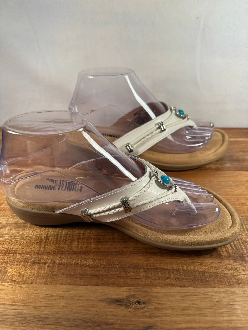 Minnetonka Silverthorne 360 Thong Sandals in White with Turquoise Stone Size 7